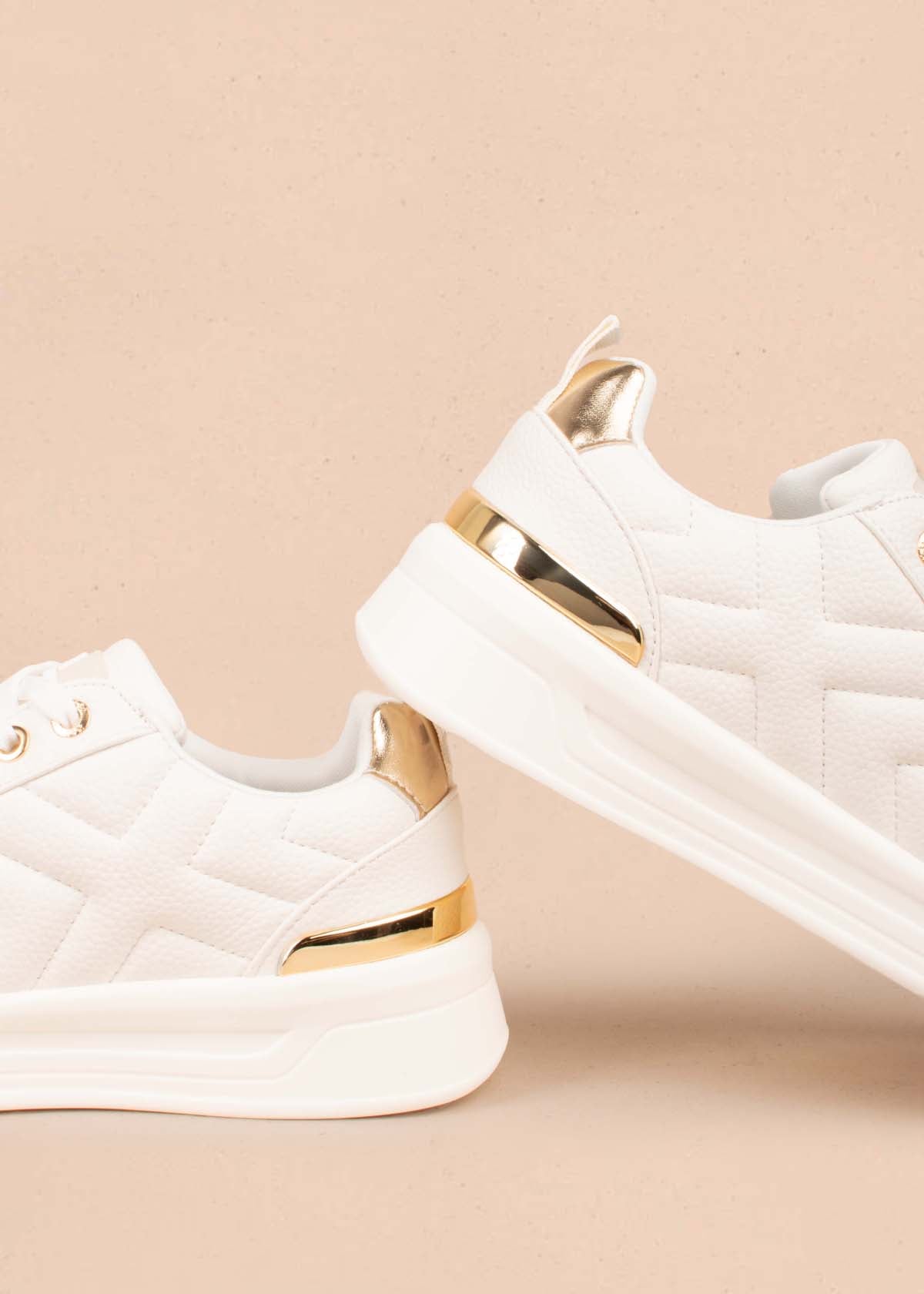 Tenis casuales color blanco con detalles dorados 104850