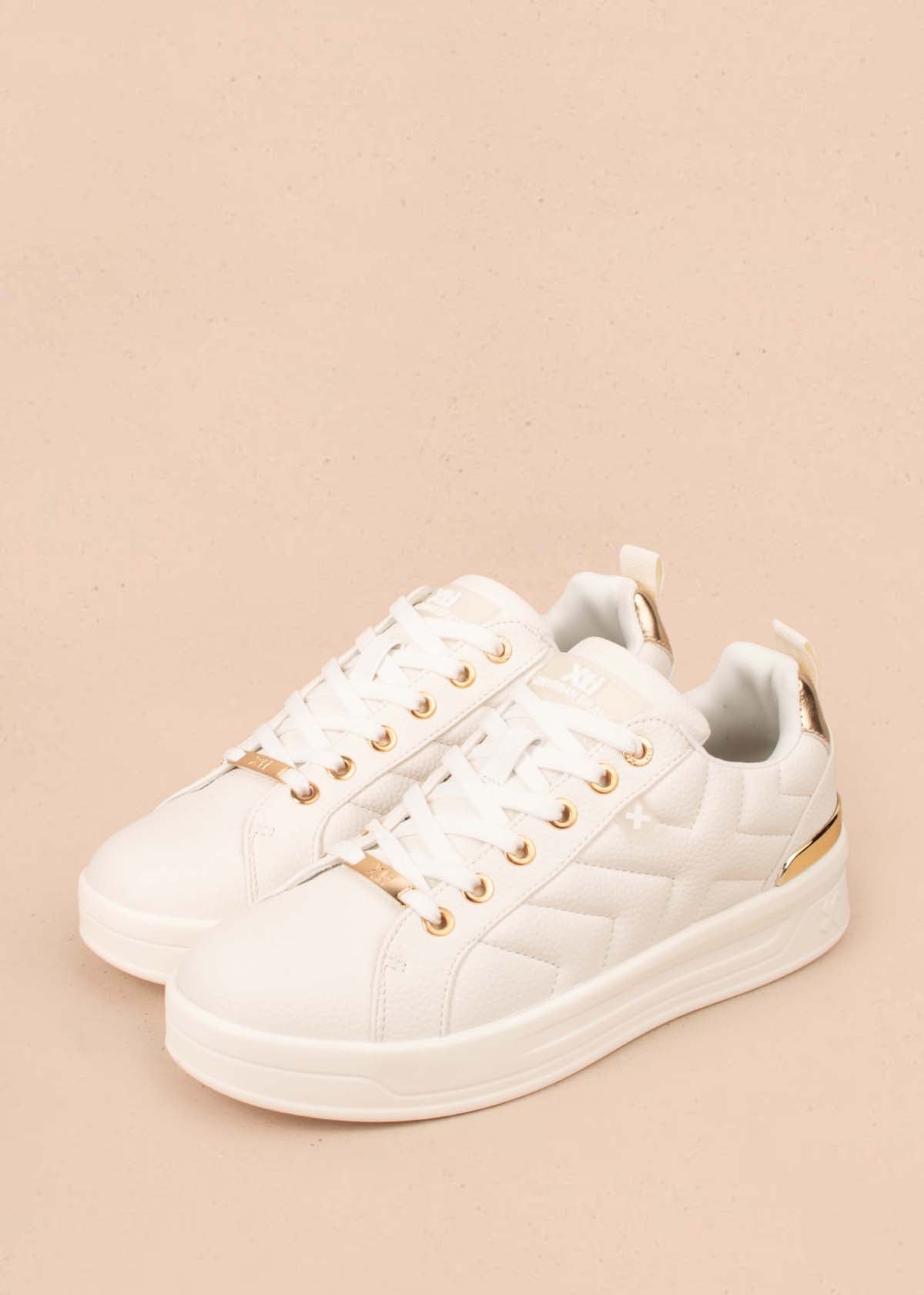 Tenis casuales color blanco con detalles dorados 104850