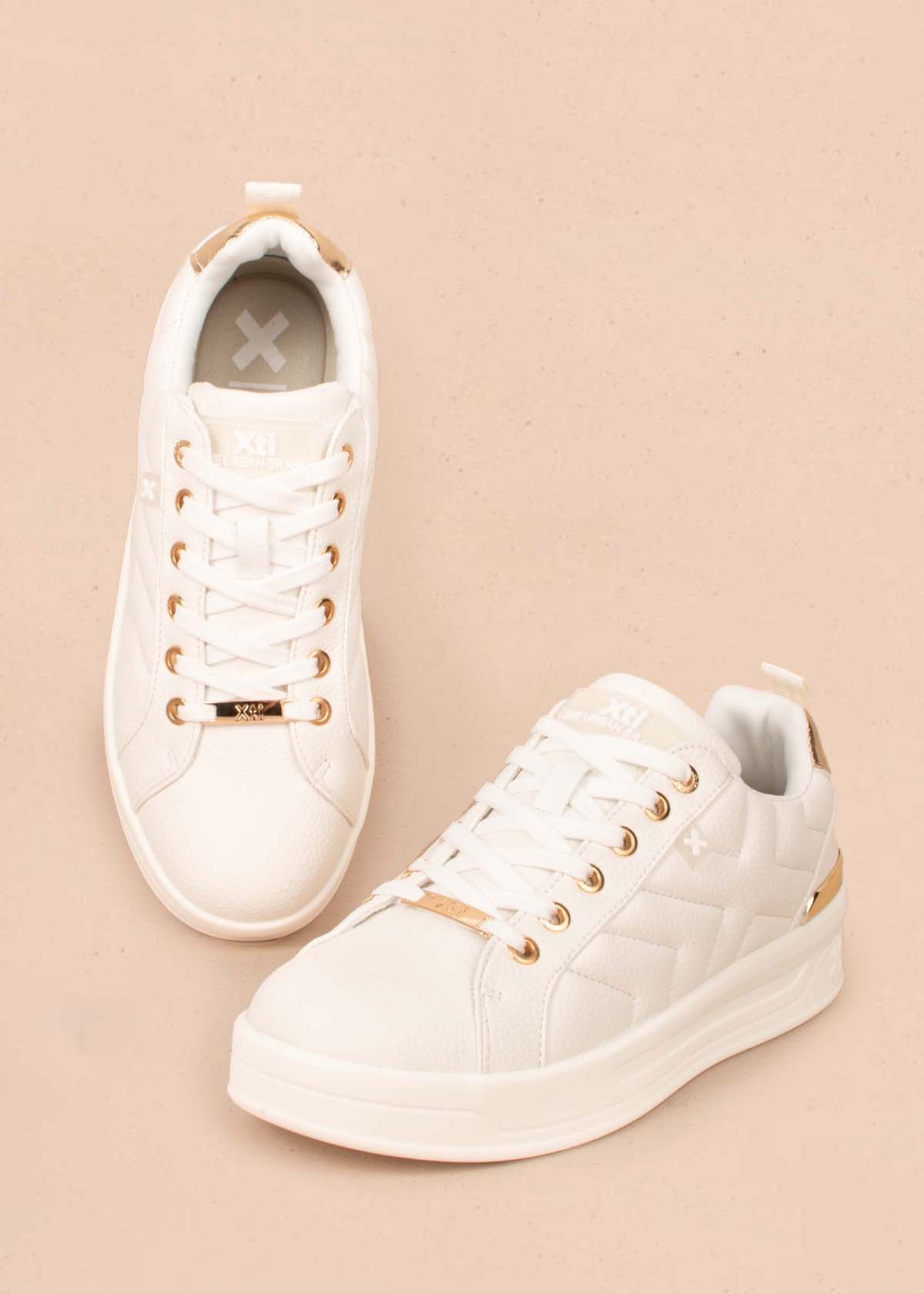 Tenis casuales color blanco con detalles dorados 104850