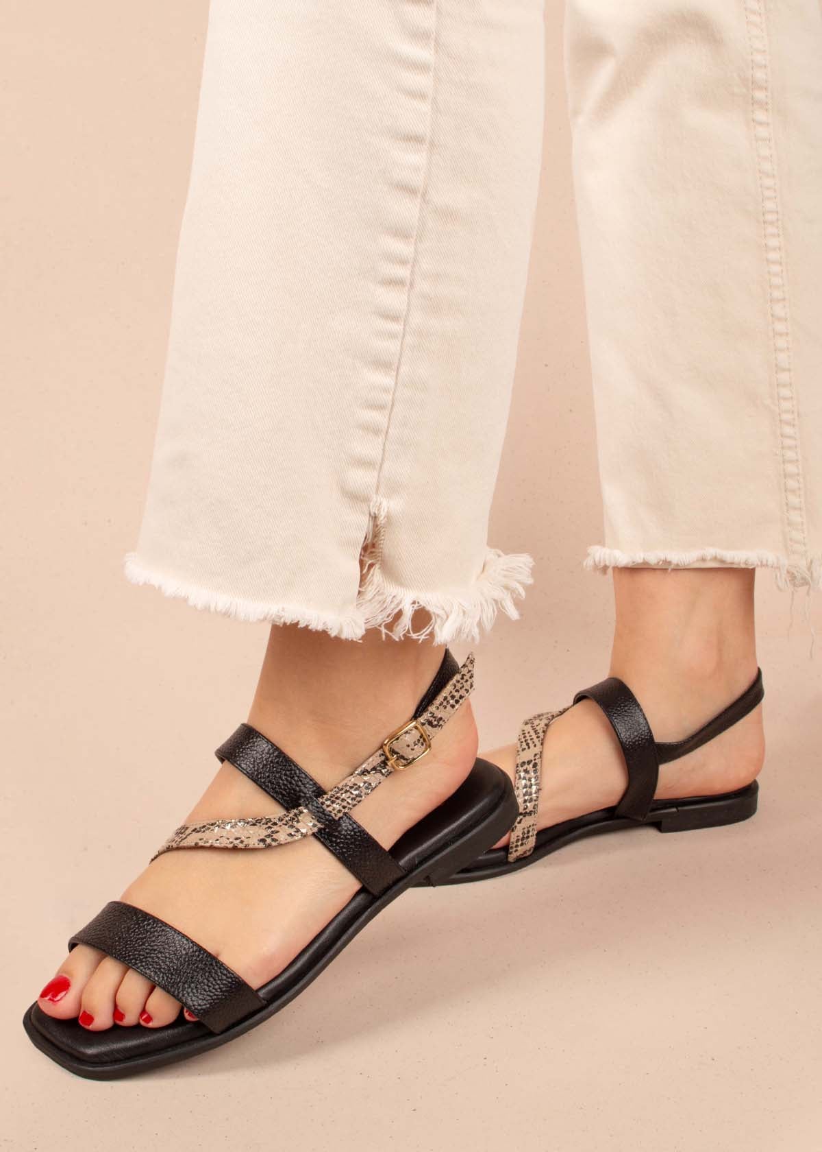 Sandalias planas en cuero color negro con correa cruzada y folia tipo pitón 104856