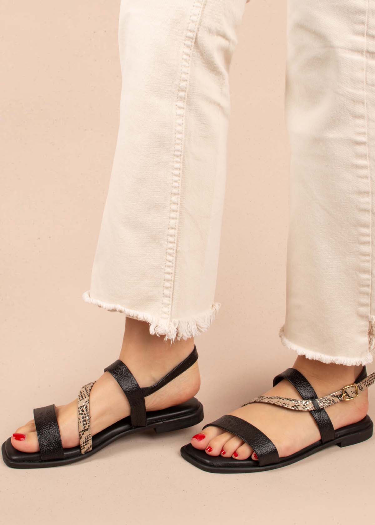 Sandalias planas en cuero color negro con correa cruzada y folia tipo pitón 104856