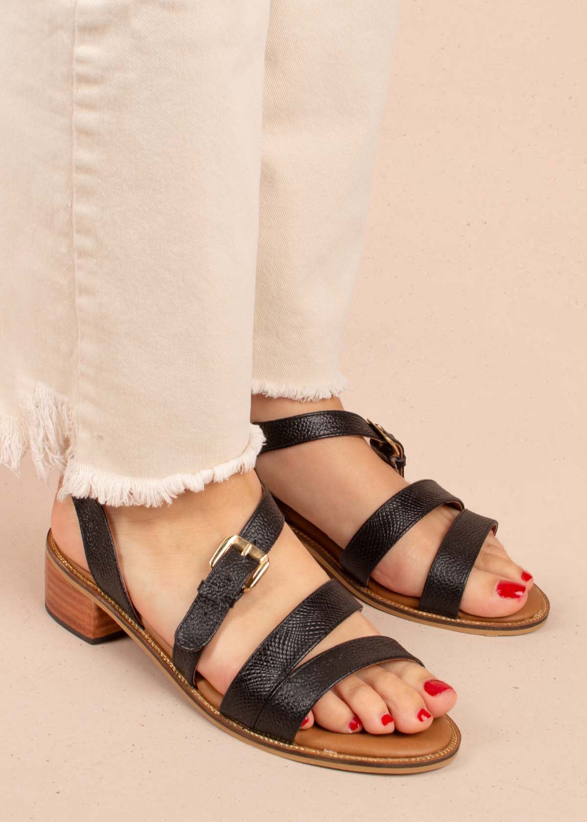 Sandalias en cuero color negro con correa cruzada 104857