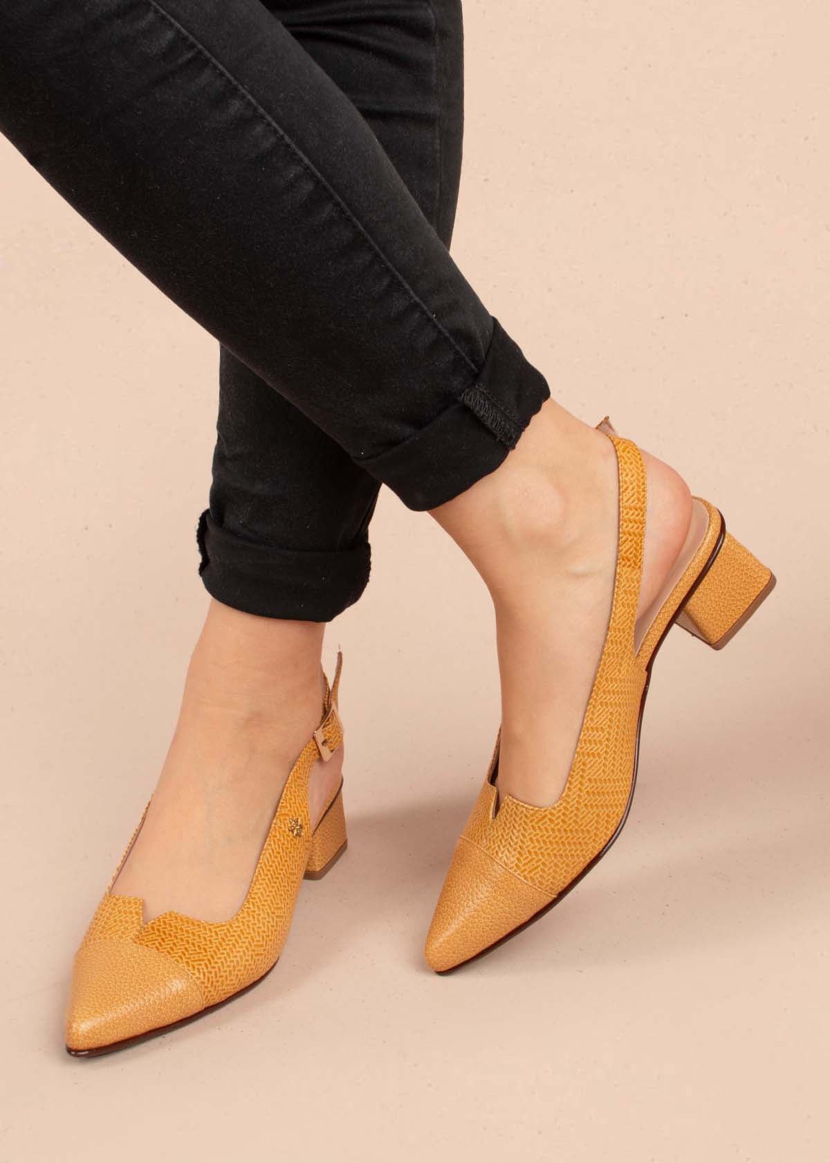 Tacones trabilla en cuero color mostaza con folia 104862