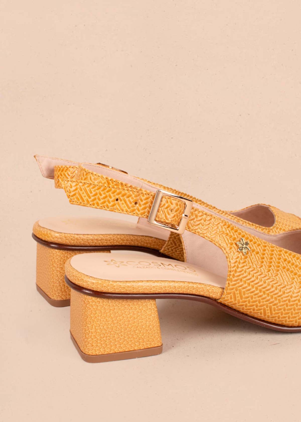 Tacones trabilla en cuero color mostaza con folia 104862