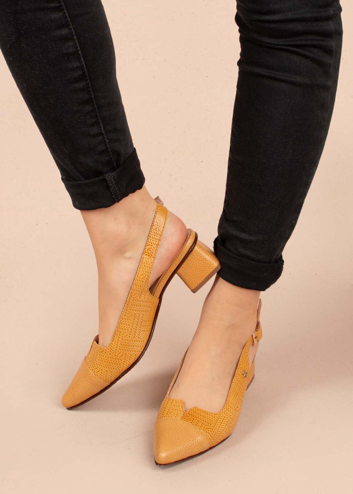 Tacones trabilla en cuero color mostaza con folia 104862