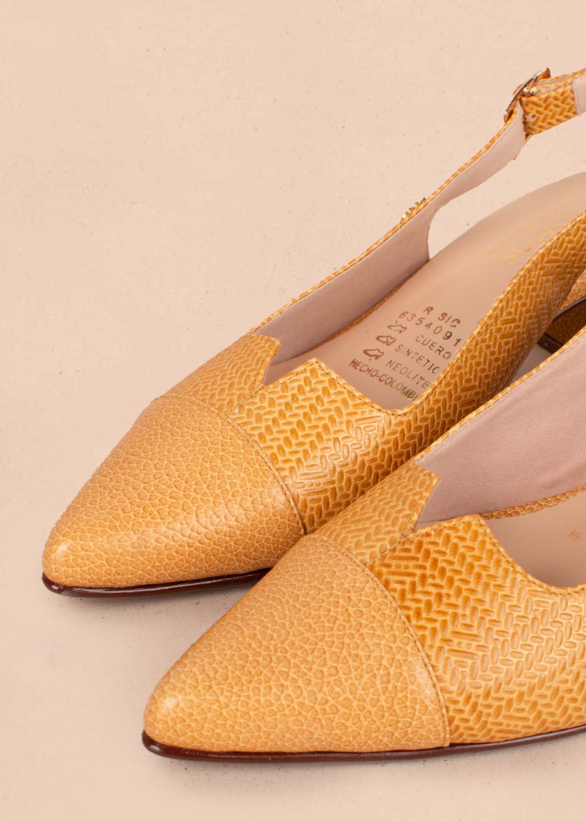 Tacones trabilla en cuero color mostaza con folia 104862