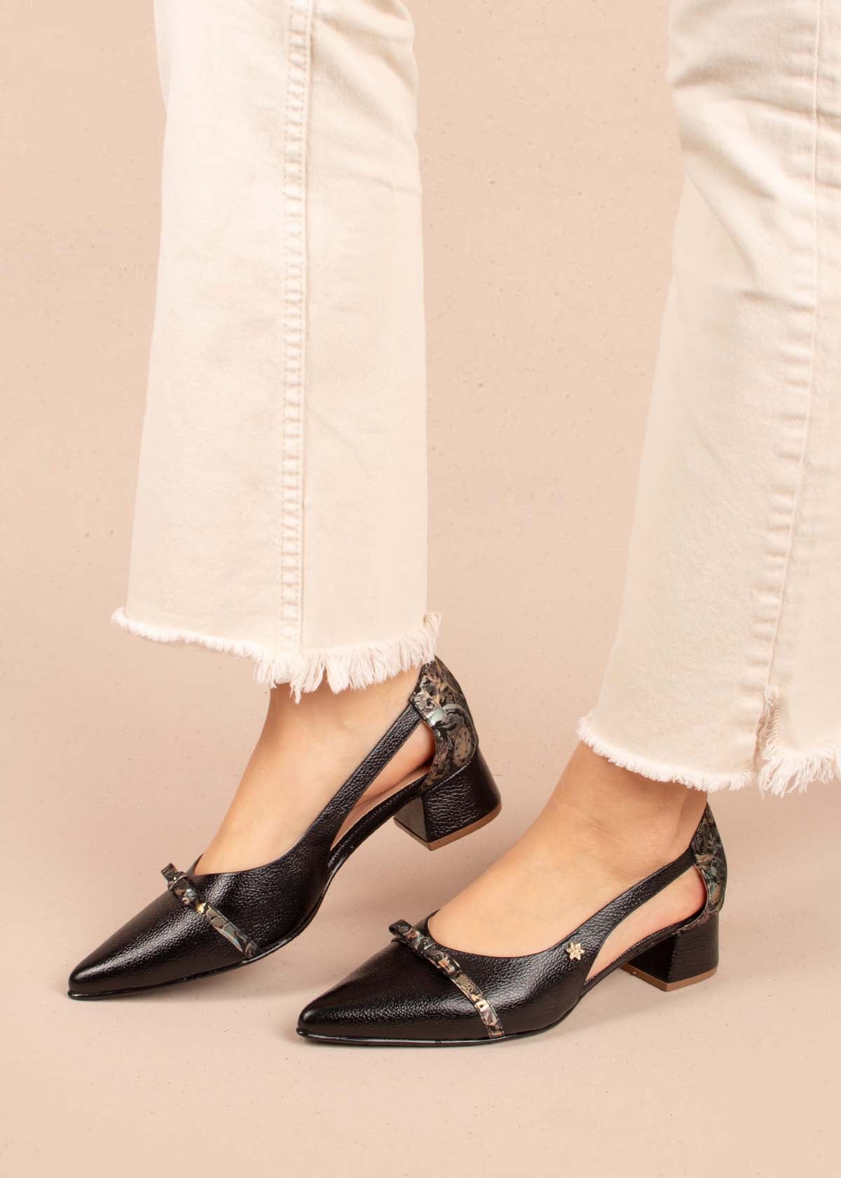Tacones trabilla en cuero color negro con arabescos 104863