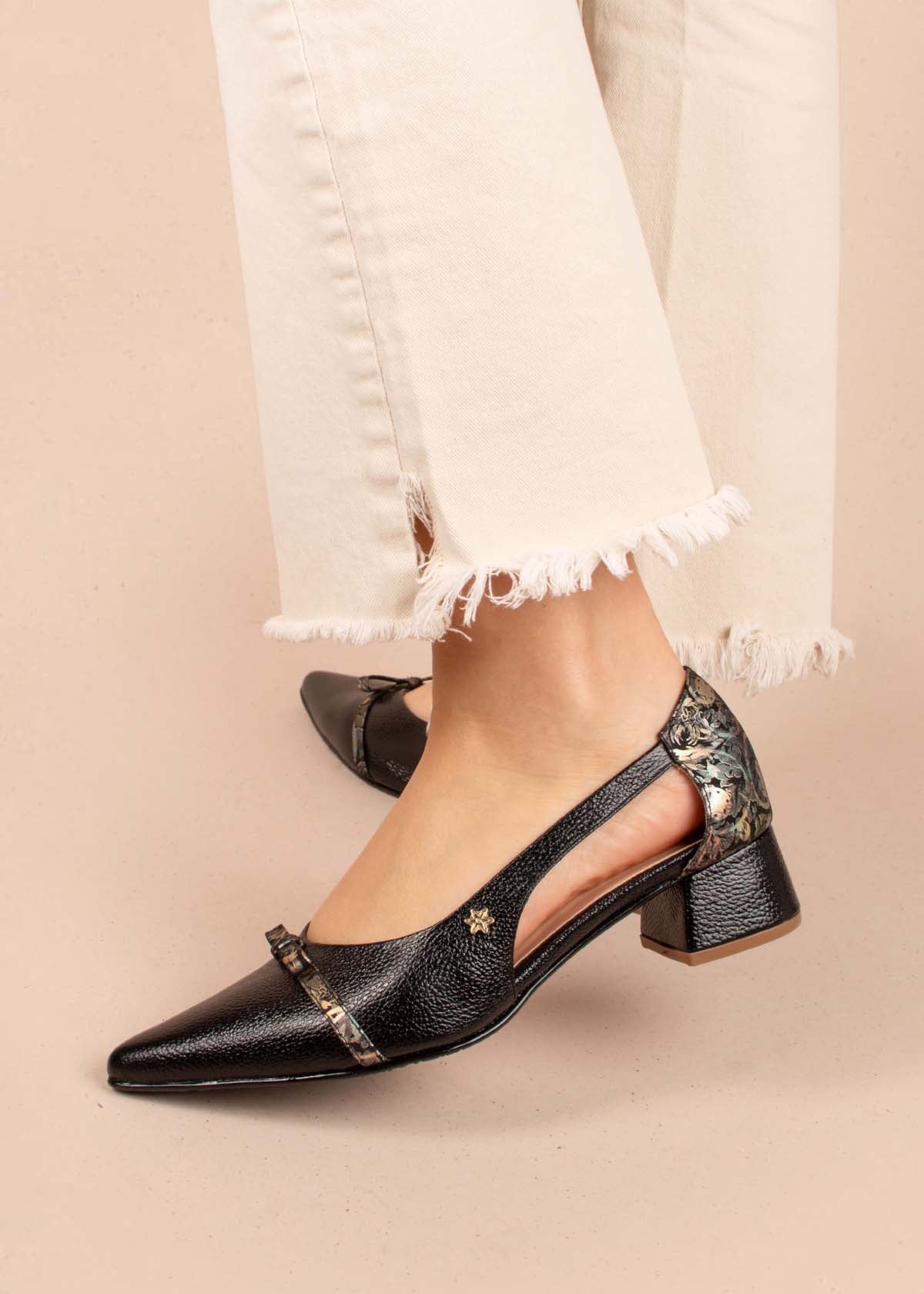 Tacones trabilla en cuero color negro con arabescos 104863