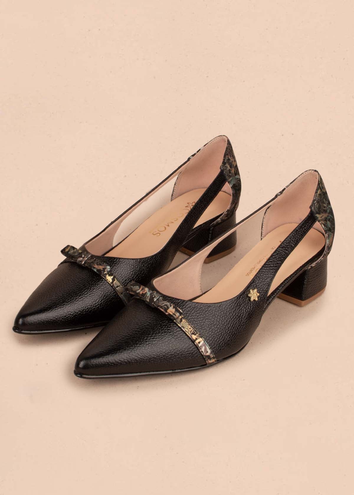 Tacones trabilla en cuero color negro con arabescos 104863