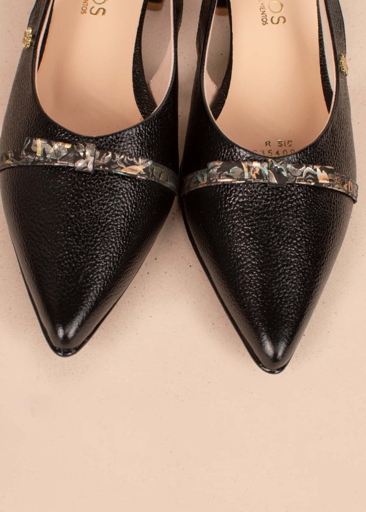 Tacones trabilla en cuero color negro con arabescos 104863