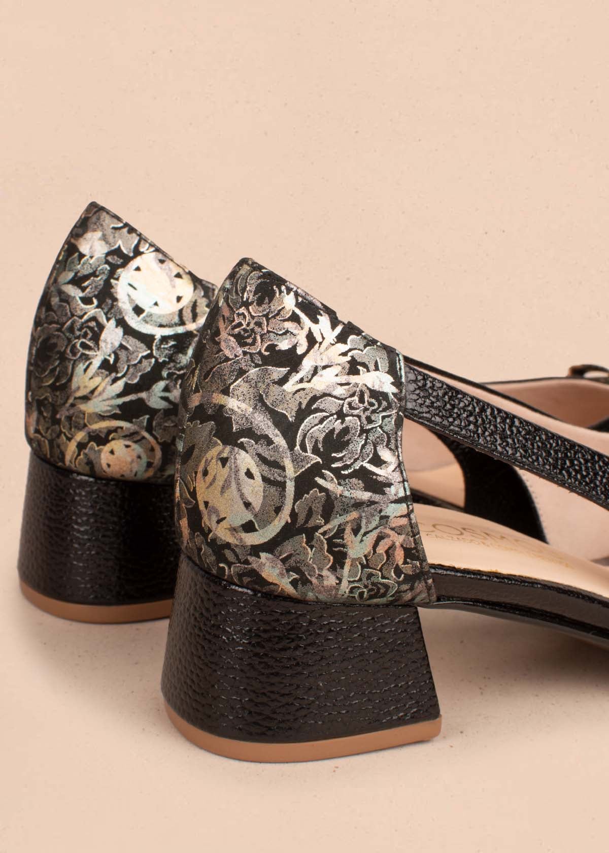 Tacones trabilla en cuero color negro con arabescos 104863