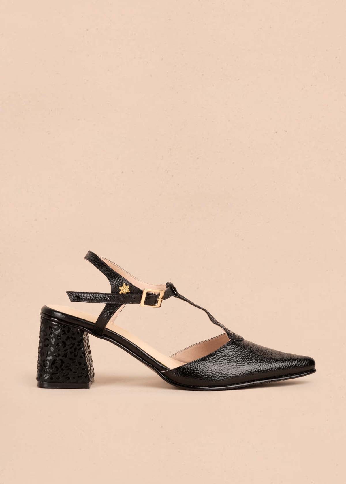 Tacones trabilla en cuero color negro con arabescos 104864