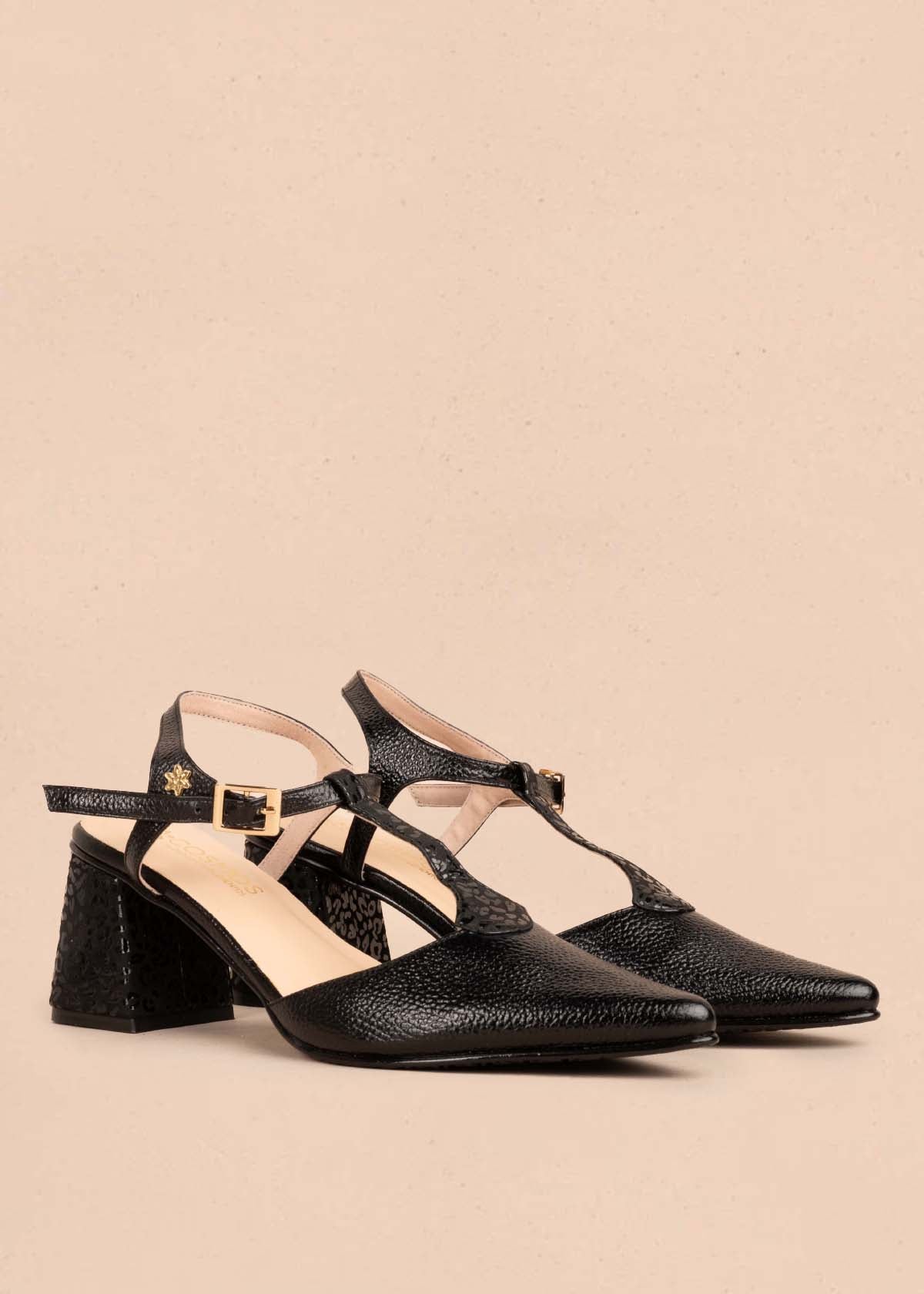 Tacones trabilla en cuero color negro con arabescos 104864