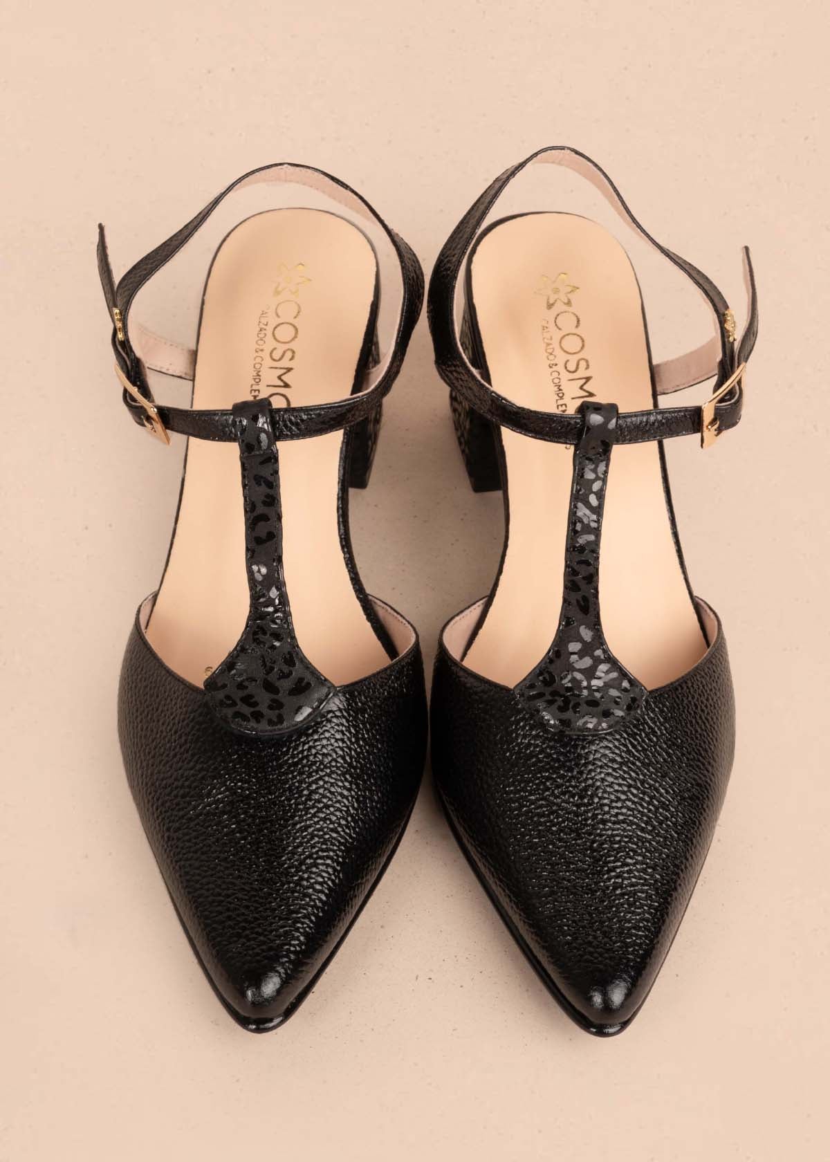 Tacones trabilla en cuero color negro con arabescos 104864