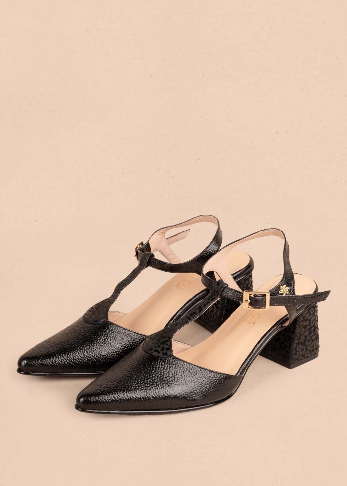 Tacones trabilla en cuero color negro con arabescos 104864