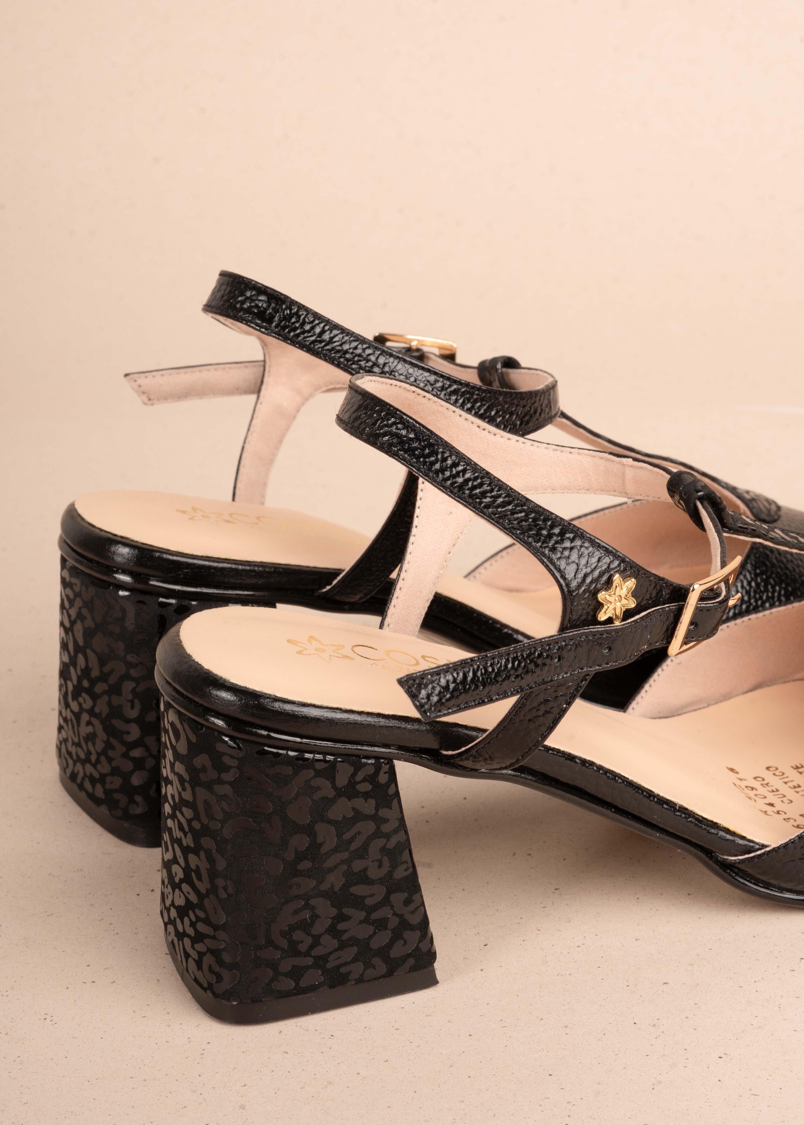 Tacones trabilla en cuero color negro con arabescos 104864
