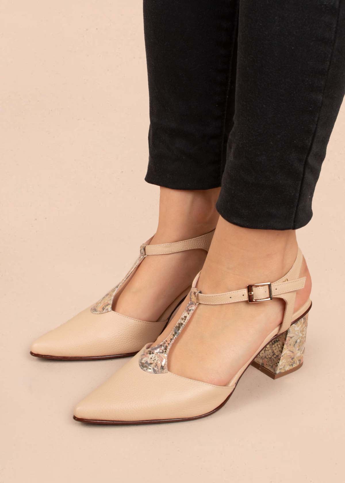 Tacones trabilla en cuero color nude con arabescos 104864