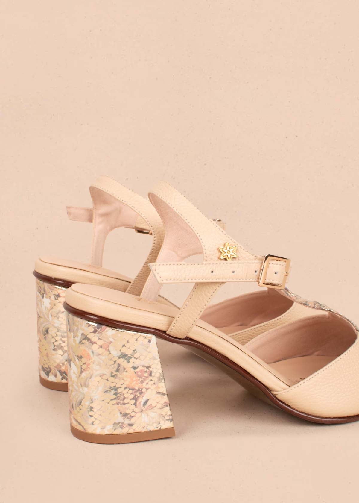 Tacones trabilla en cuero color nude con arabescos 104864