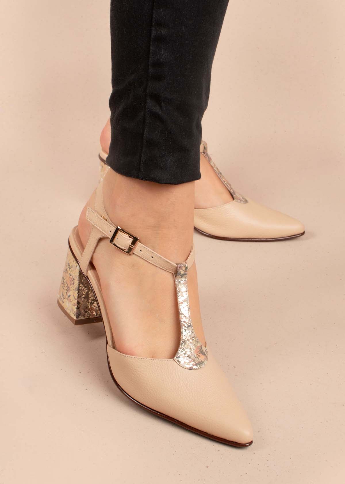 Tacones trabilla en cuero color nude con arabescos 104864