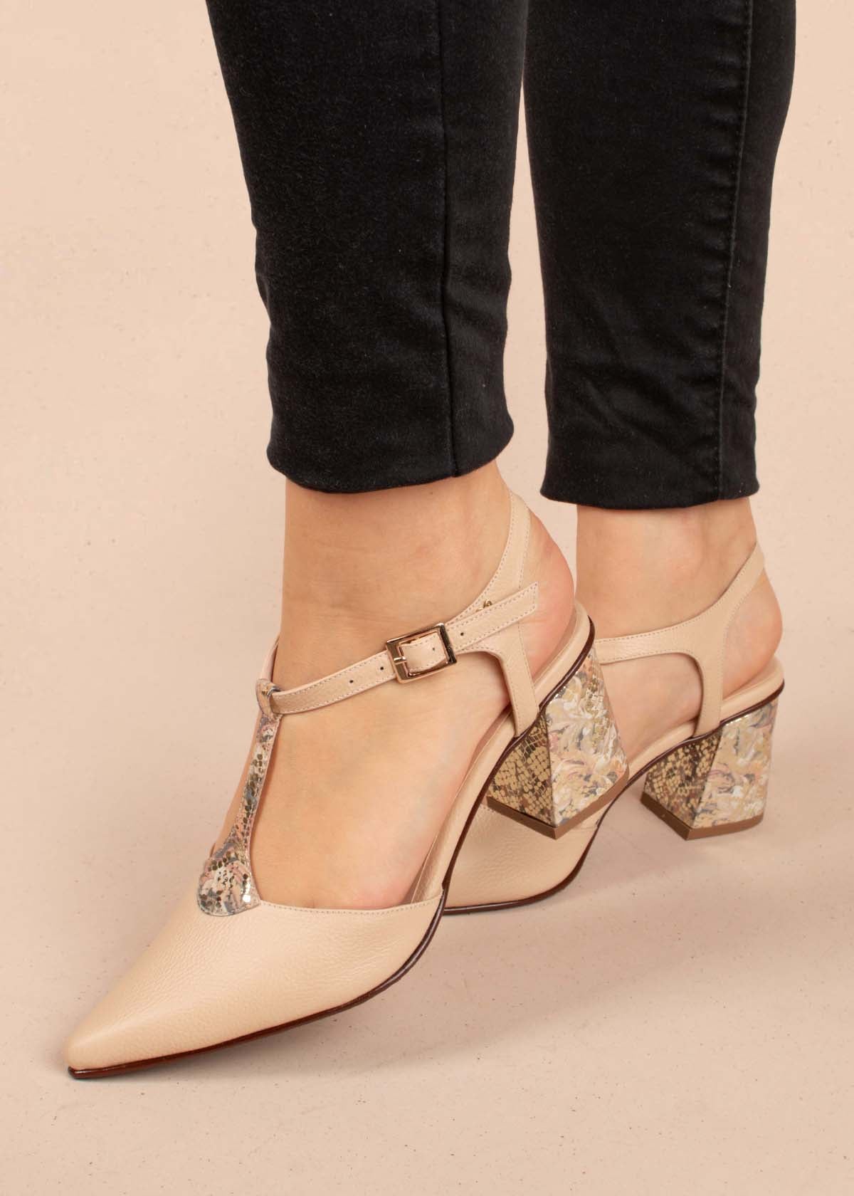 Tacones trabilla en cuero color nude con arabescos 104864