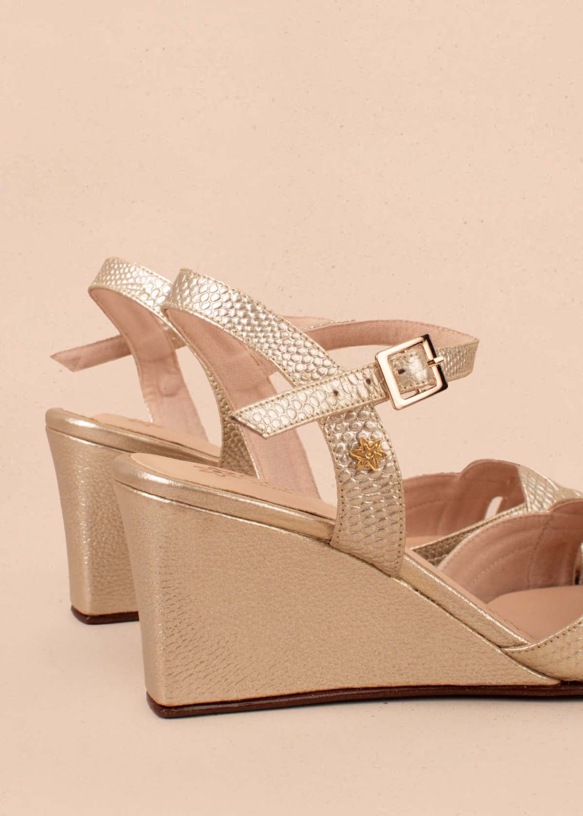 Sandalias en cuero color dorado con correas cruzadas 104865