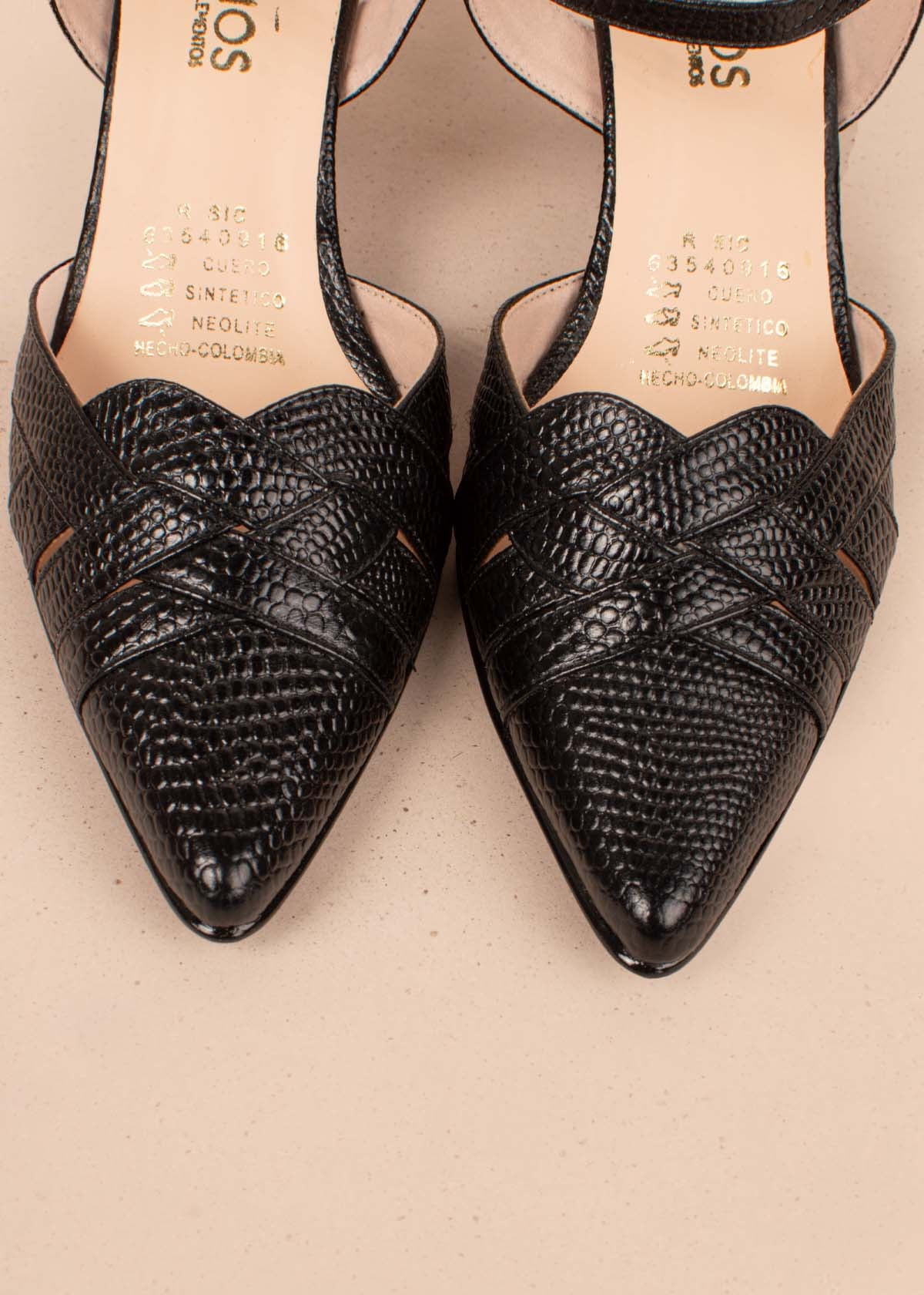 Sandalias en cuero color negro con correas cruzadas 104865
