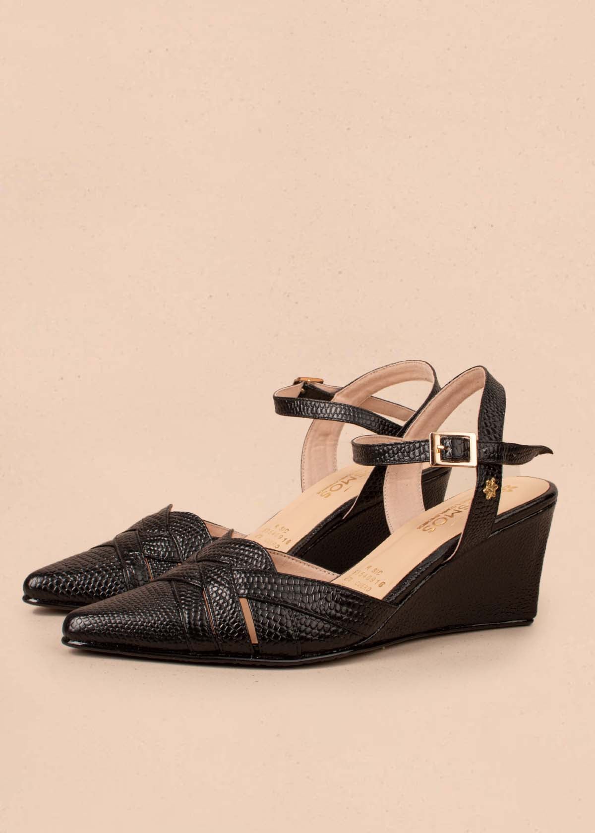 Sandalias en cuero color negro con correas cruzadas 104865
