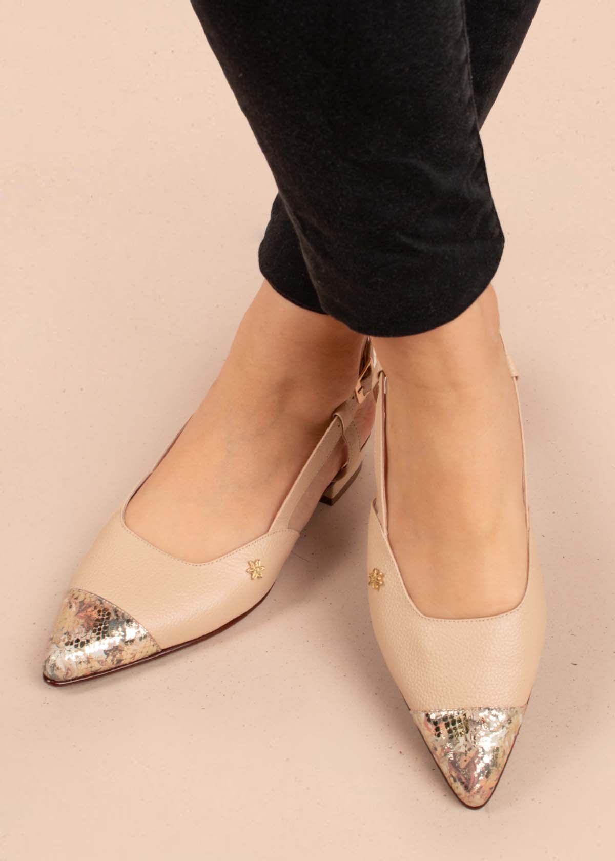 Tacones trabilla en cuero color champaña con folia en puntera 104867