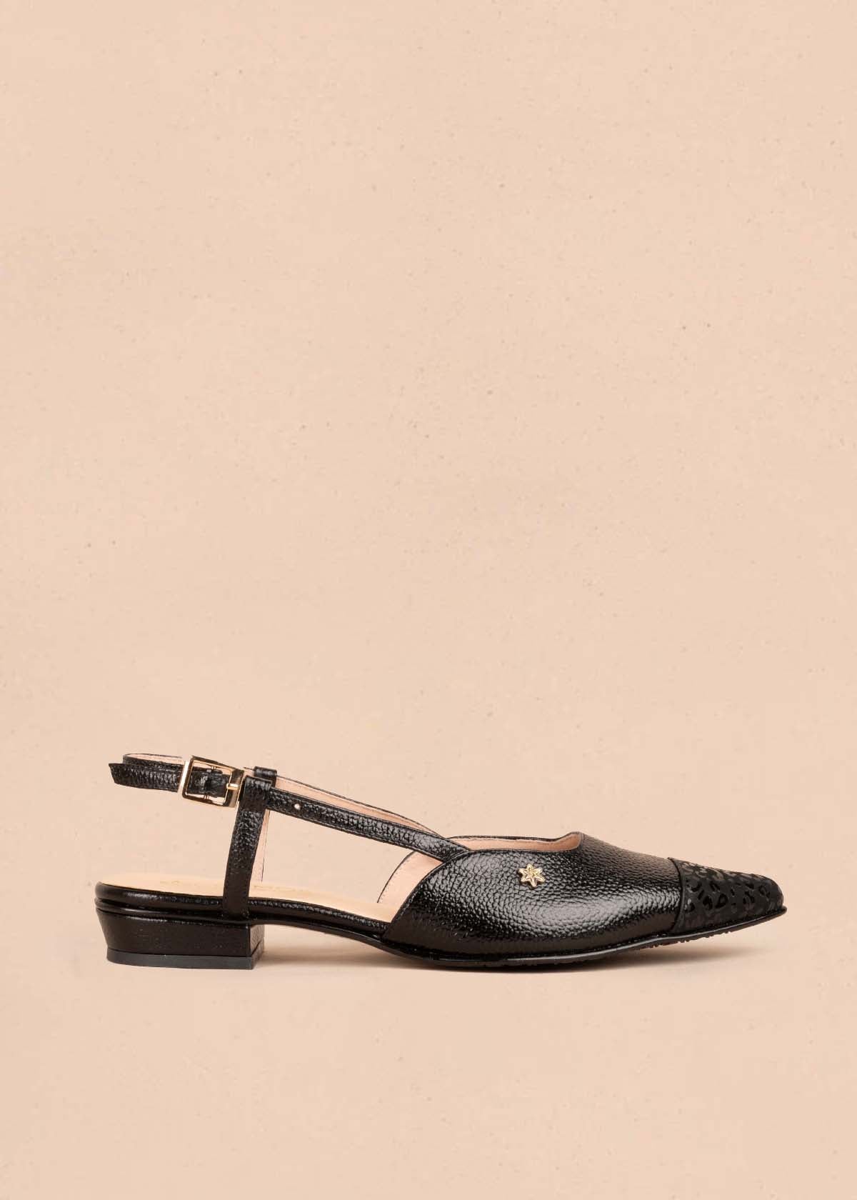 Tacones trabilla en cuero color negro con folia en puntera 104867