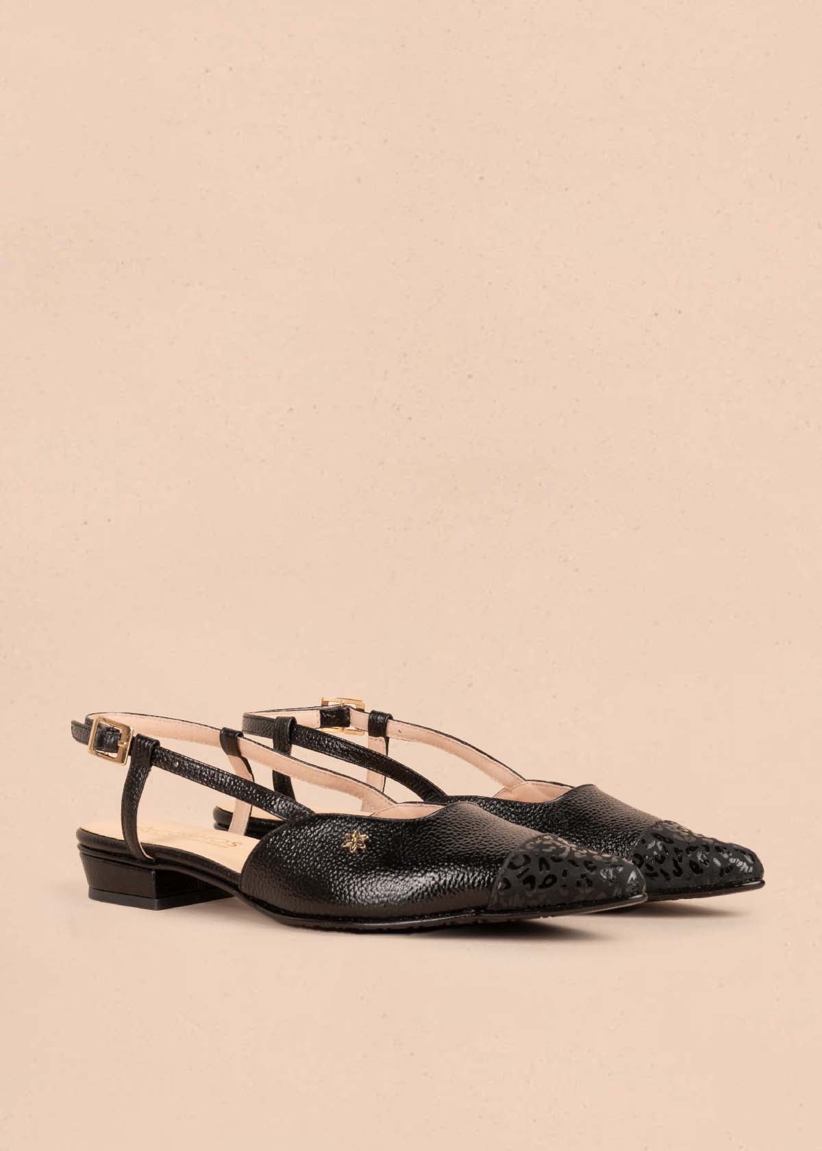 Tacones trabilla en cuero color negro con folia en puntera 104867
