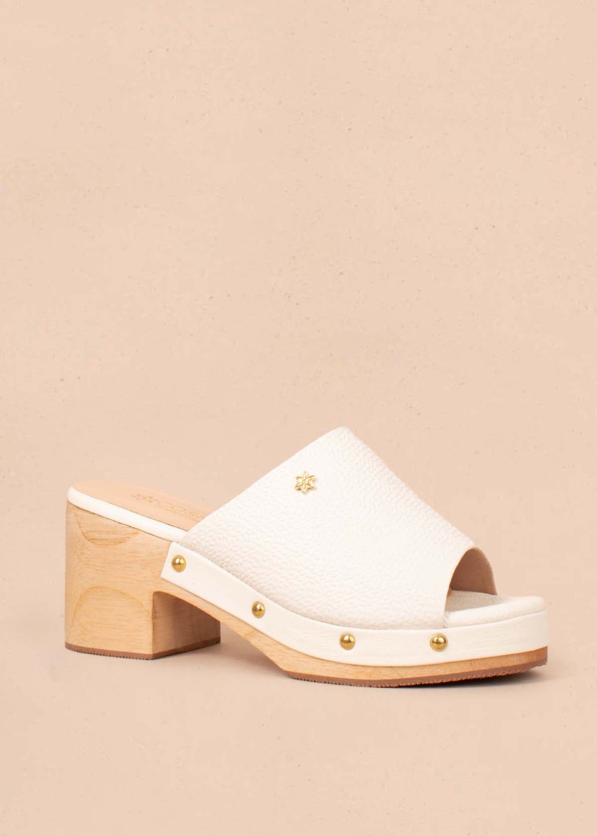 Sandalias en cuero color talco con plataforma 104868