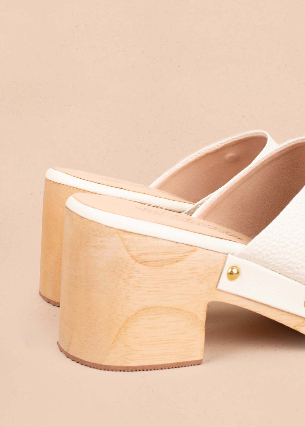 Sandalias en cuero color talco con plataforma 104868