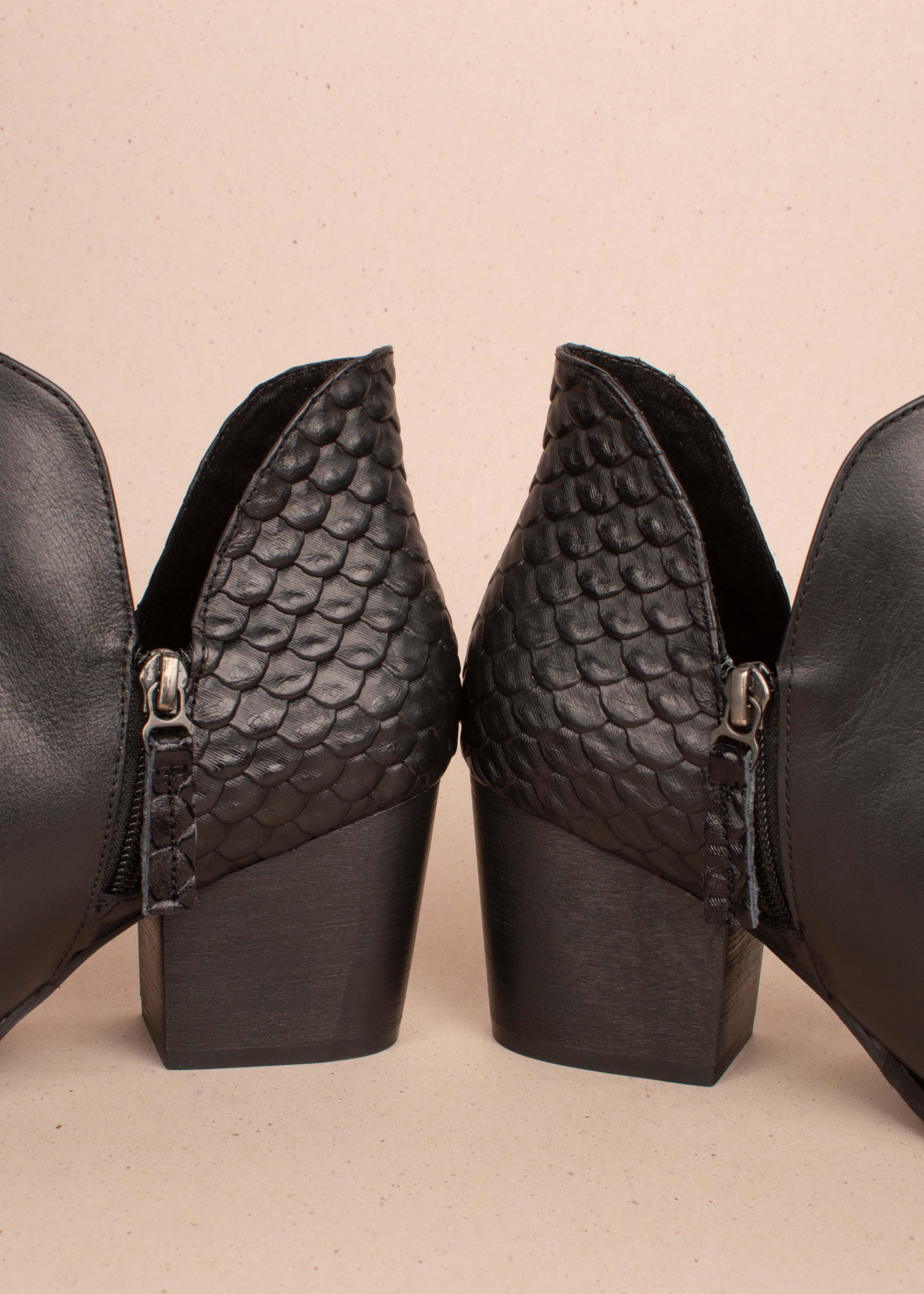 Botines en cuero color negro con textura tipo pitón en talón 104885