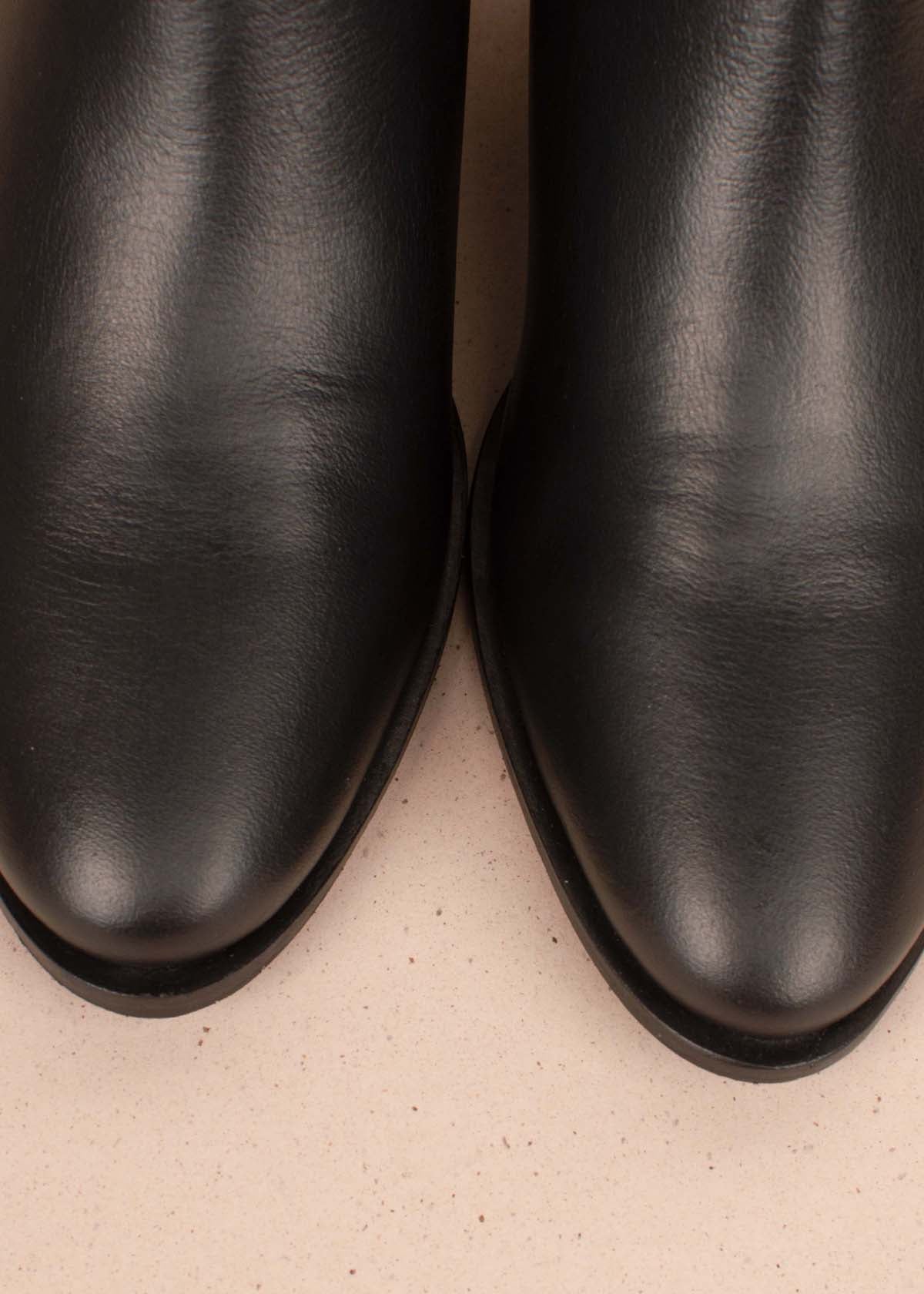 Botines en cuero color negro con textura tipo pitón en talón 104885