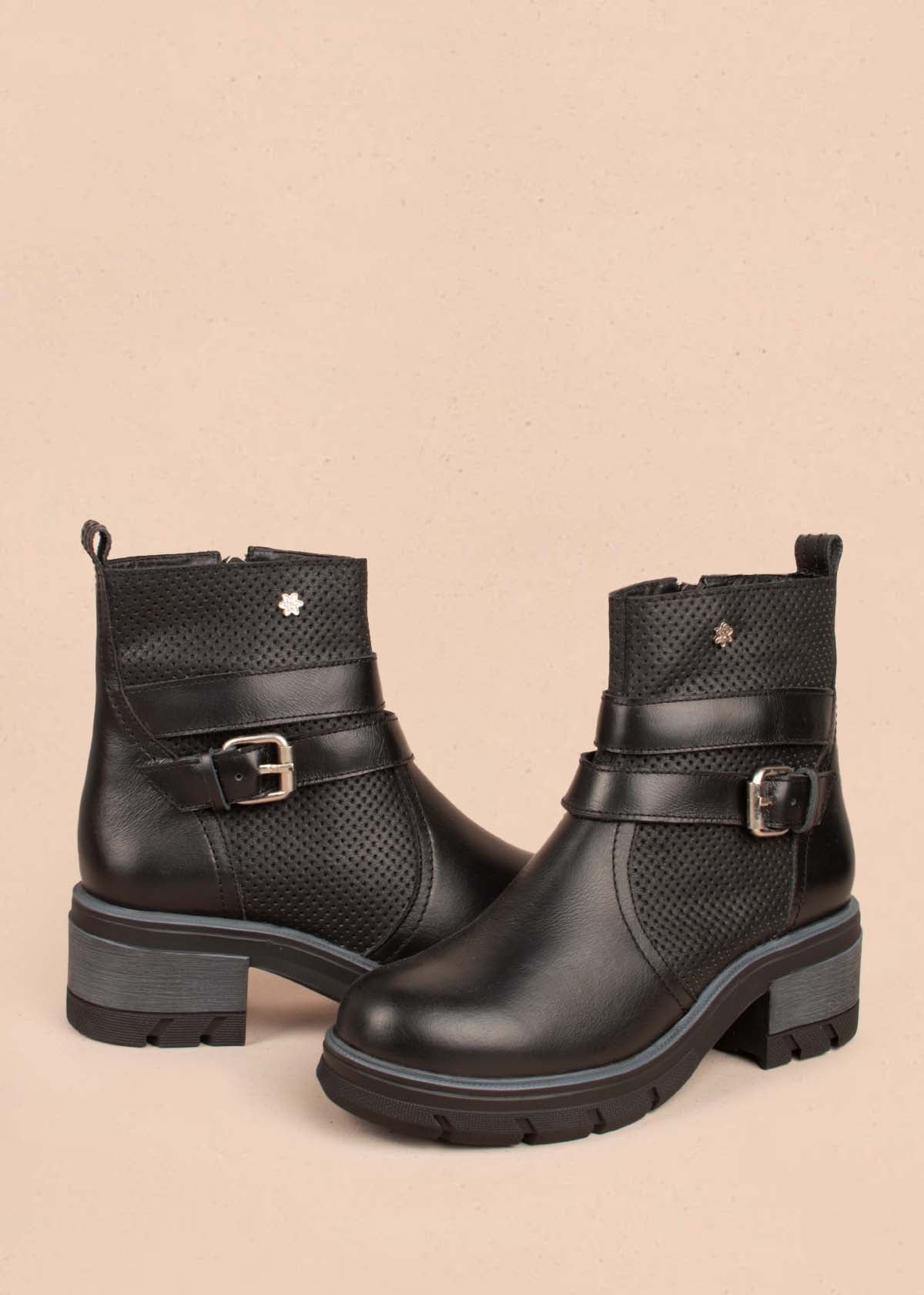 Botines en cuero color negro con perforaciones y correas 104889