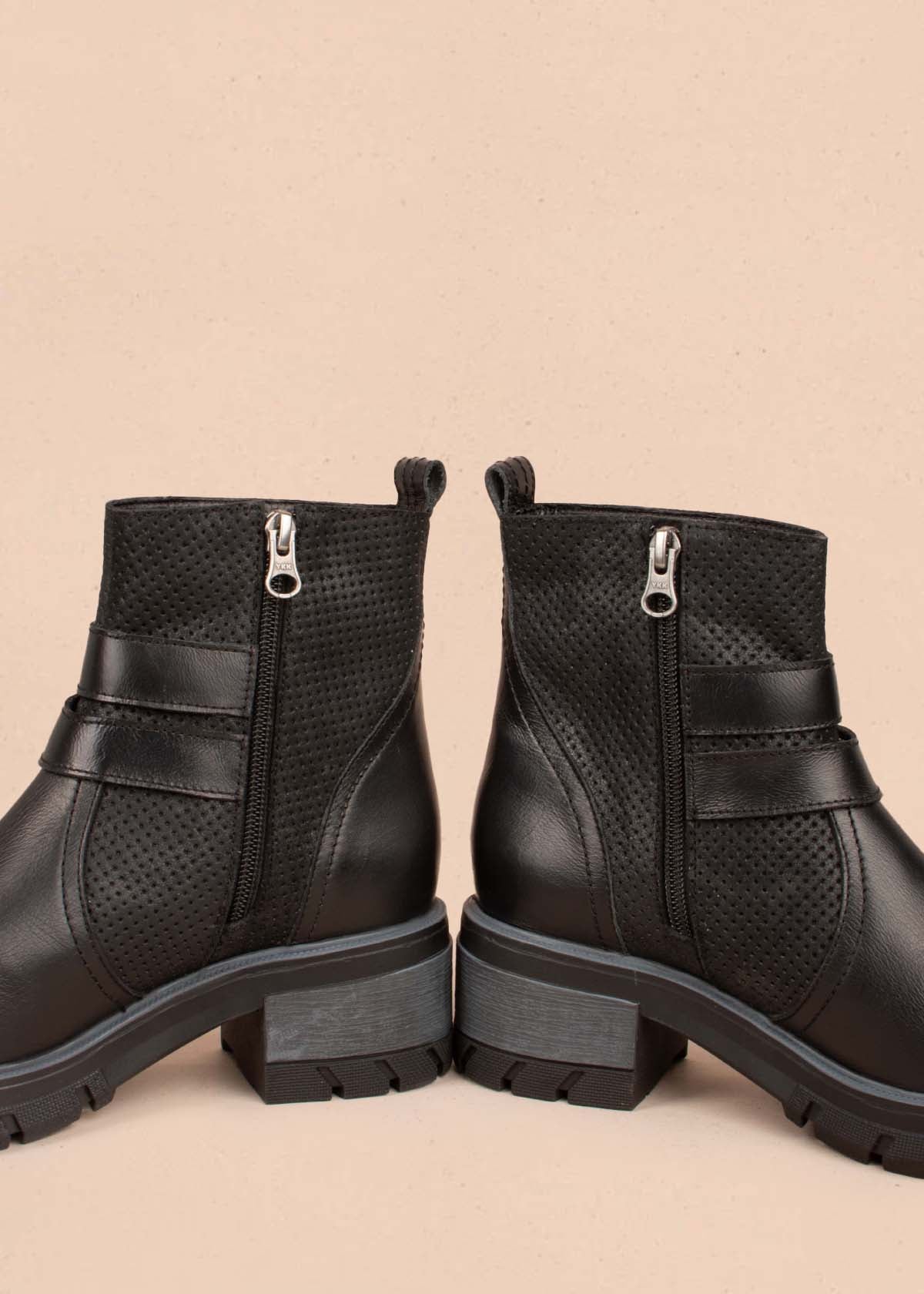 Botines en cuero color negro con perforaciones y correas 104889
