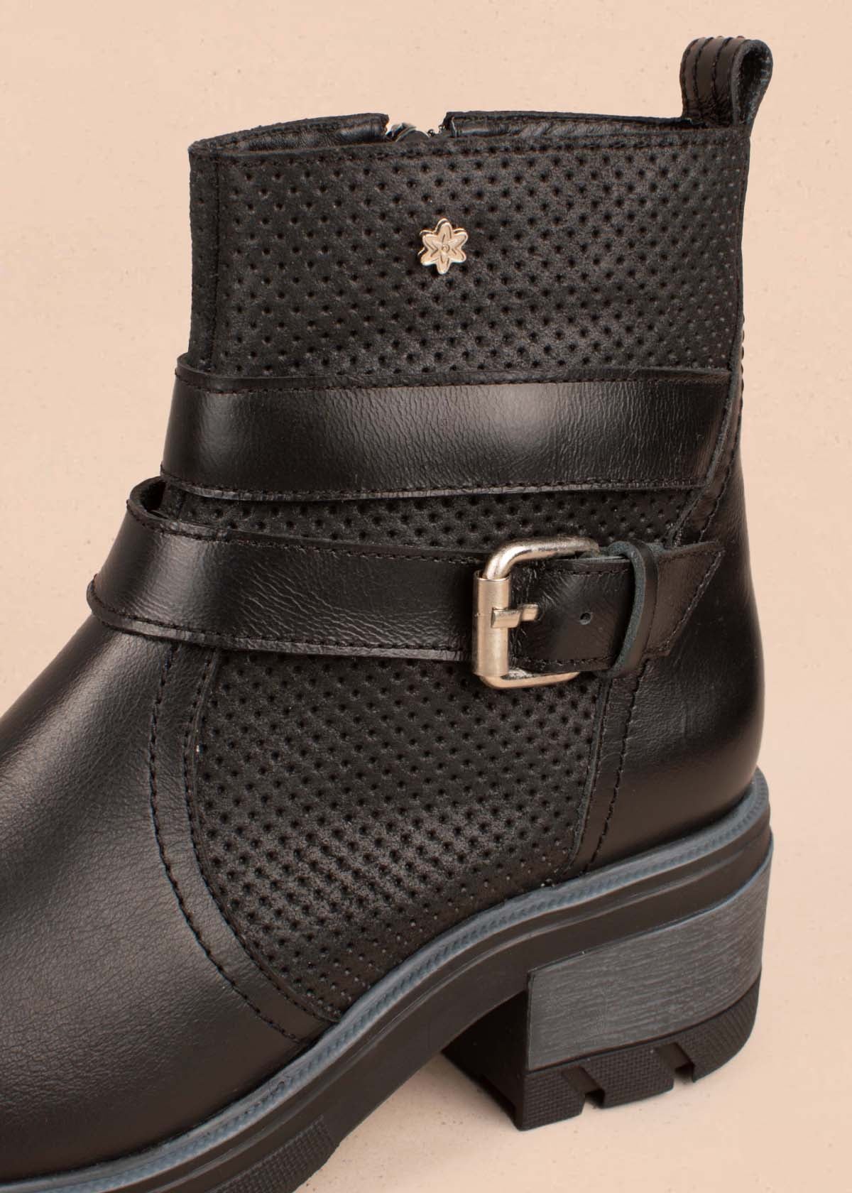 Botines en cuero color negro con perforaciones y correas 104889