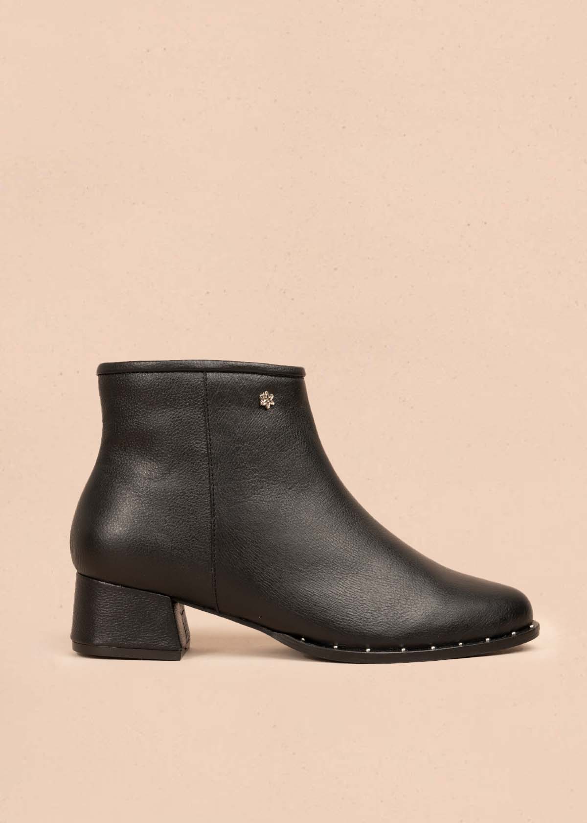 Botines en cuero color negro con cierre lateral 104893