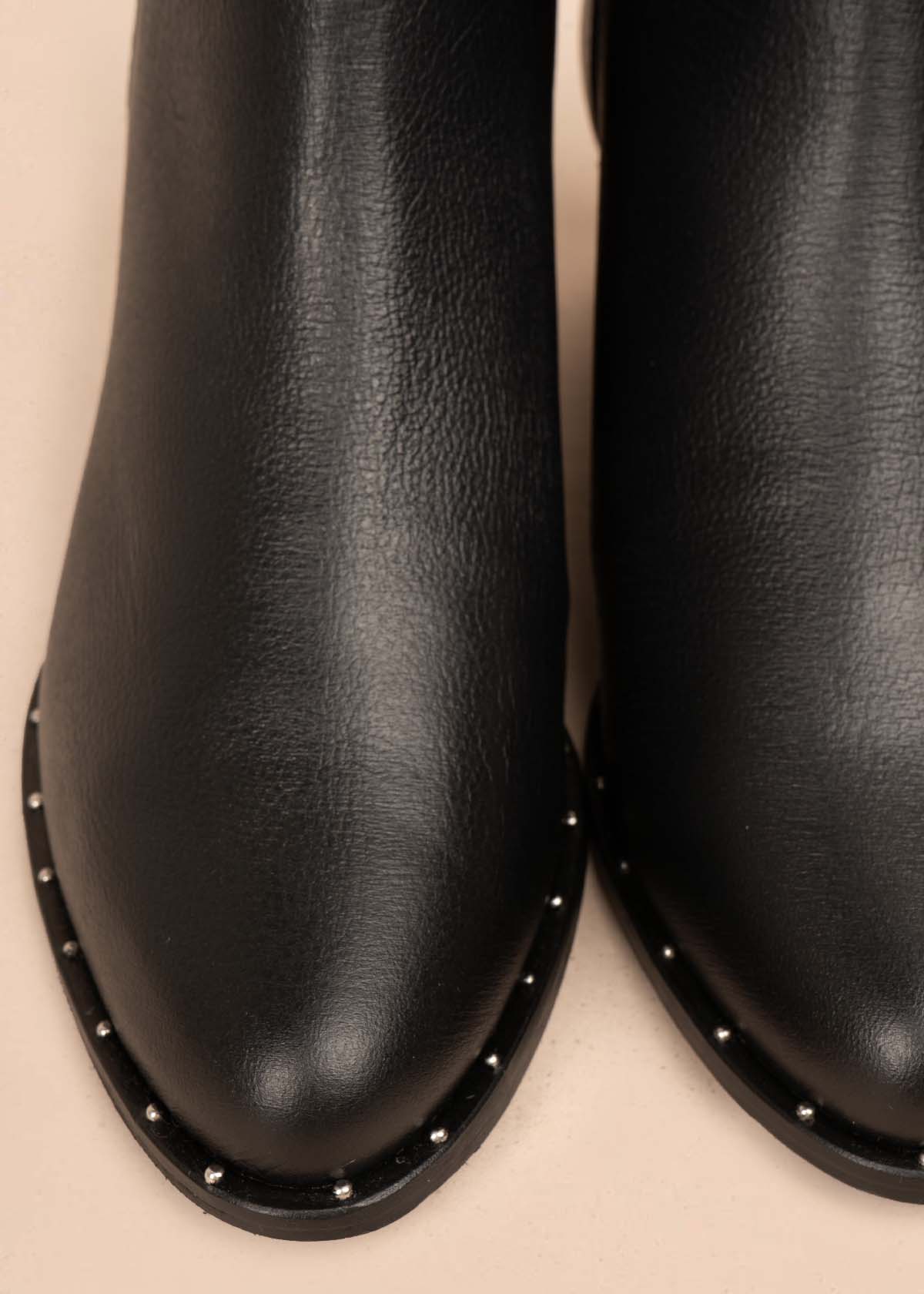 Botines en cuero color negro con cierre lateral 104893