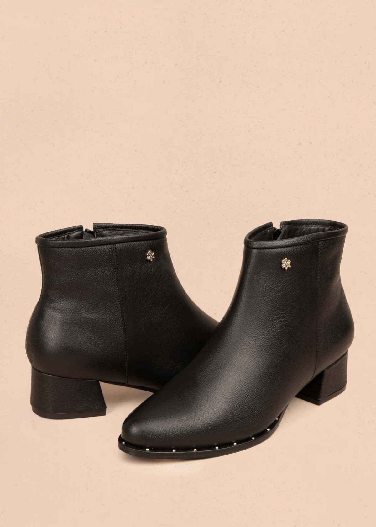 Botines en cuero color negro con cierre lateral 104893