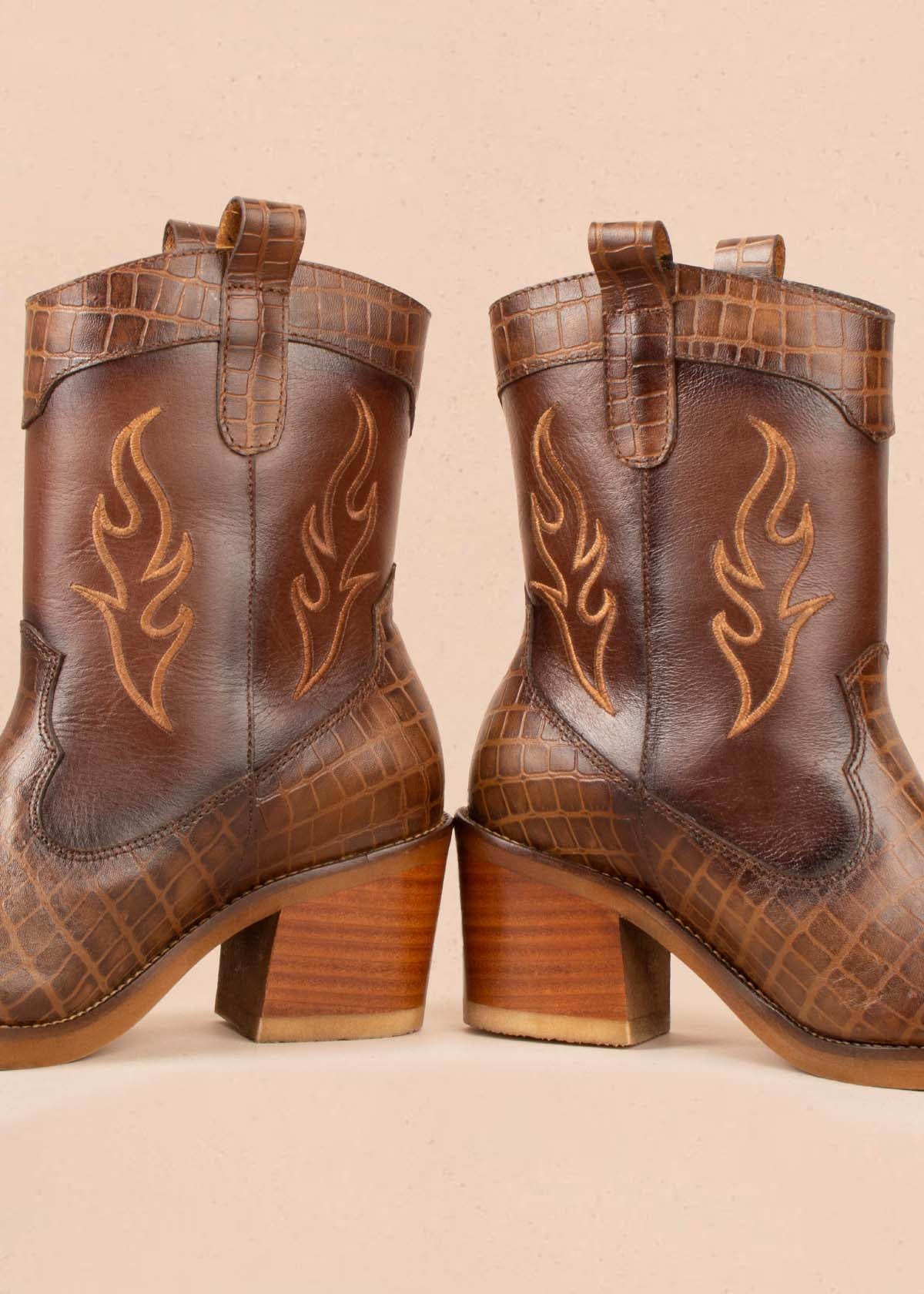 Botas texanas en cuero color café con bordado 104899