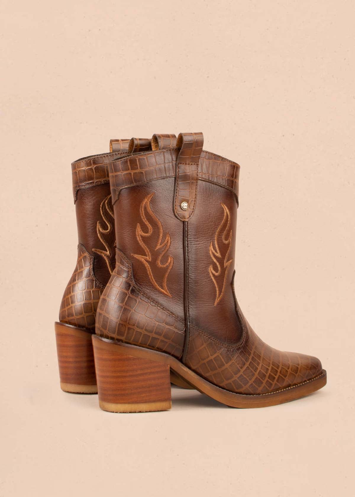 Botas texanas en cuero color café con bordado 104899
