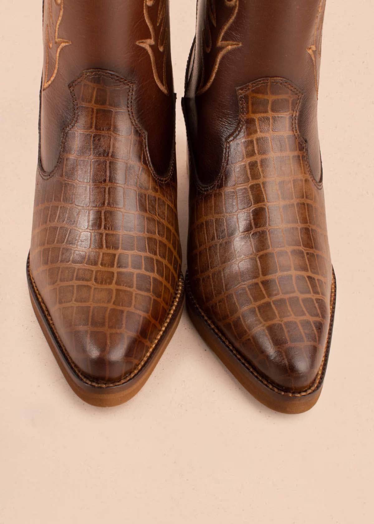 Botas texanas en cuero color café con bordado 104899