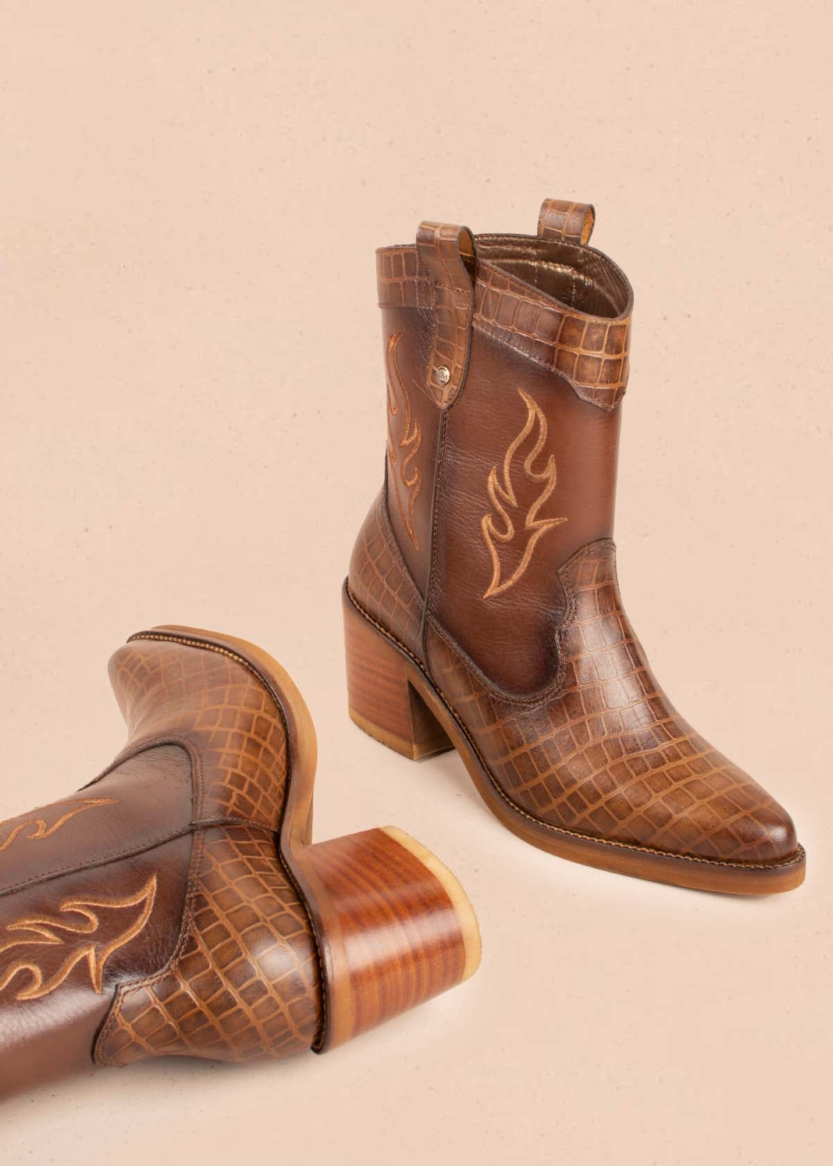 Botas texanas en cuero color café con bordado 104899