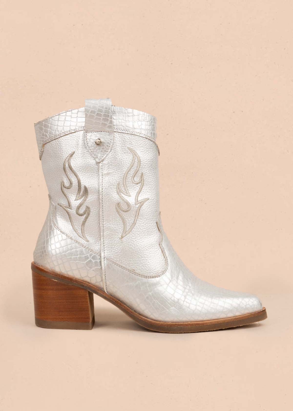 Botas texanas en cuero color plata con bordado y folia 104899