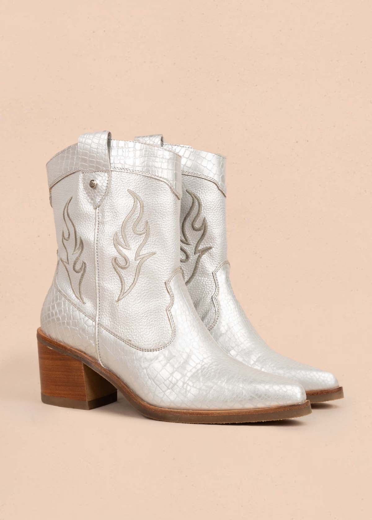 Botas texanas en cuero color plata con bordado y folia 104899