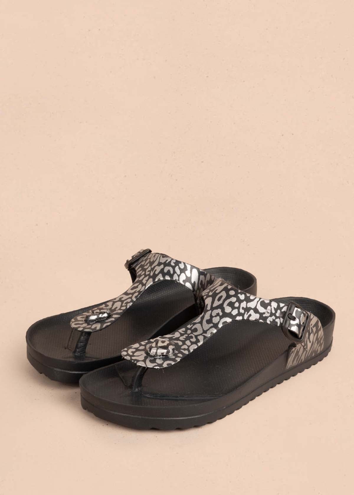 Sandalias planas color negro animal print 104905