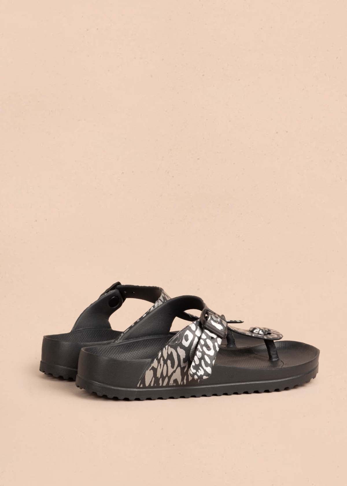 Sandalias planas color negro animal print 104905
