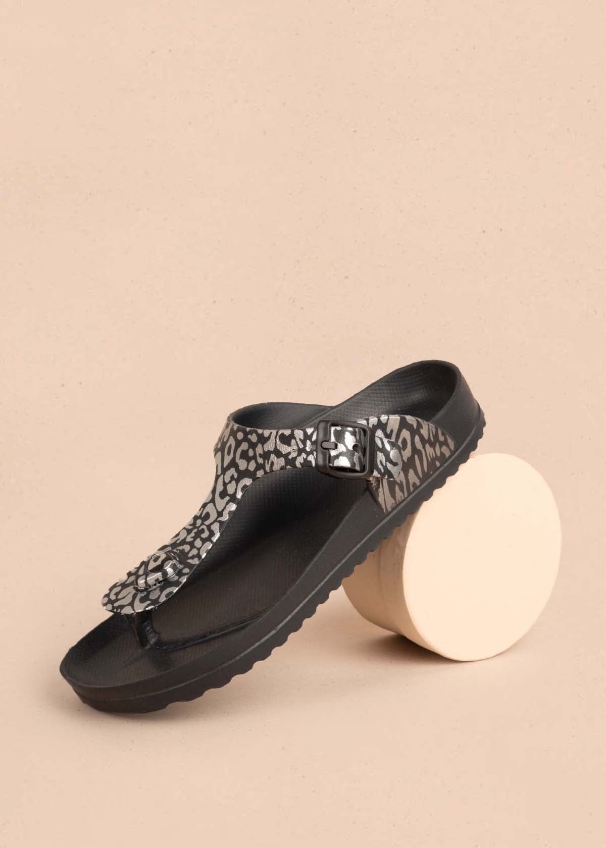 Sandalias planas color negro animal print 104905