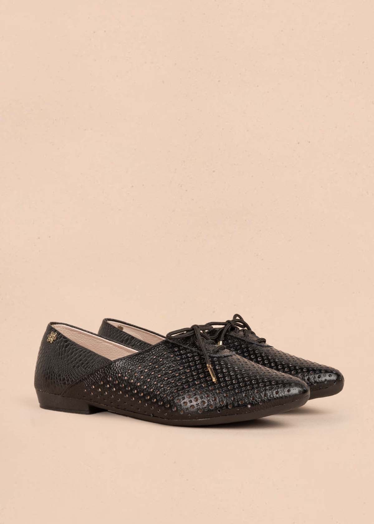 Zapatos cerrados en cuero color negro con perforaciones y moño 104916